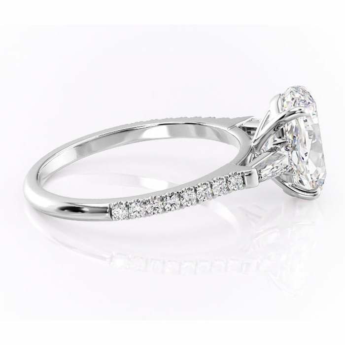 Inel de logodnă Theodora din aur Alb 14kt cu moissanite tăietură ovală – Montură cu trei pietre rafinată pentru profil înalt | Personalizează și configurează gratuit online [2]