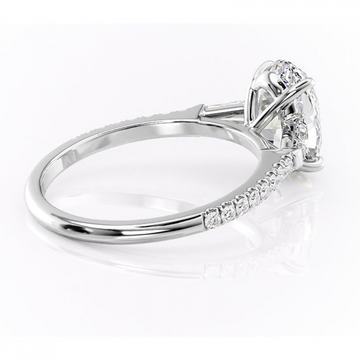 Inel de logodnă Theodora din aur Alb 14kt cu moissanite tăietură ovală – Montură cu trei pietre rafinată pentru profil înalt | Personalizează și configurează gratuit online [3]