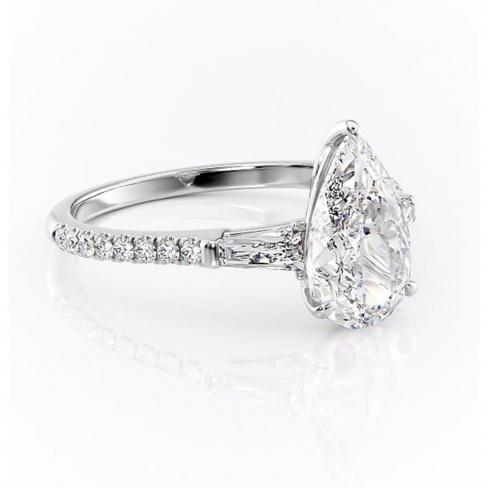 Inel de logodnă Theodora din aur Alb 14kt cu moissanite tăietură pară – Montură cu trei pietre rafinată pentru profil înalt | Personalizează și configurează gratuit online [1]