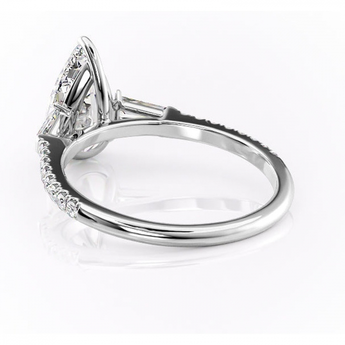 Inel de logodnă Theodora din aur Alb 14kt cu moissanite tăietură pară – Montură cu trei pietre rafinată pentru profil înalt | Personalizează și configurează gratuit online [4]