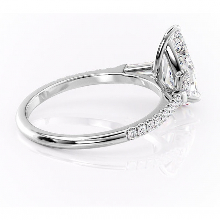 Inel de logodnă Theodora din aur Alb 14kt cu moissanite tăietură pară – Montură cu trei pietre rafinată pentru profil înalt | Personalizează și configurează gratuit online [3]