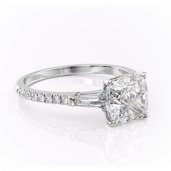 Inel de logodnă Theodora din aur Alb 14kt cu moissanite tăietură pernă – Montură cu trei pietre rafinată pentru profil înalt | Personalizează și configurează gratuit online [1]