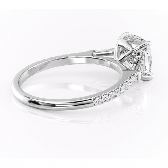 Inel de logodnă Theodora din aur Alb 14kt cu moissanite tăietură pernă – Montură cu trei pietre rafinată pentru profil înalt | Personalizează și configurează gratuit online [3]