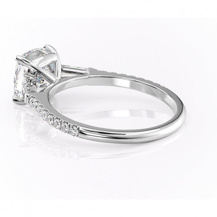 Inel de logodnă Theodora din aur Alb 14kt cu moissanite tăietură pernă – Montură cu trei pietre rafinată pentru profil înalt | Personalizează și configurează gratuit online [5]