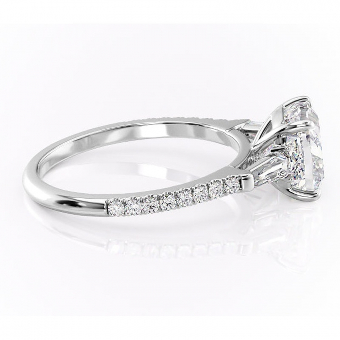 Inel de logodnă Theodora din aur Alb 14kt cu moissanite tăietură pernă – Montură cu trei pietre rafinată pentru profil înalt | Personalizează și configurează gratuit online [2]