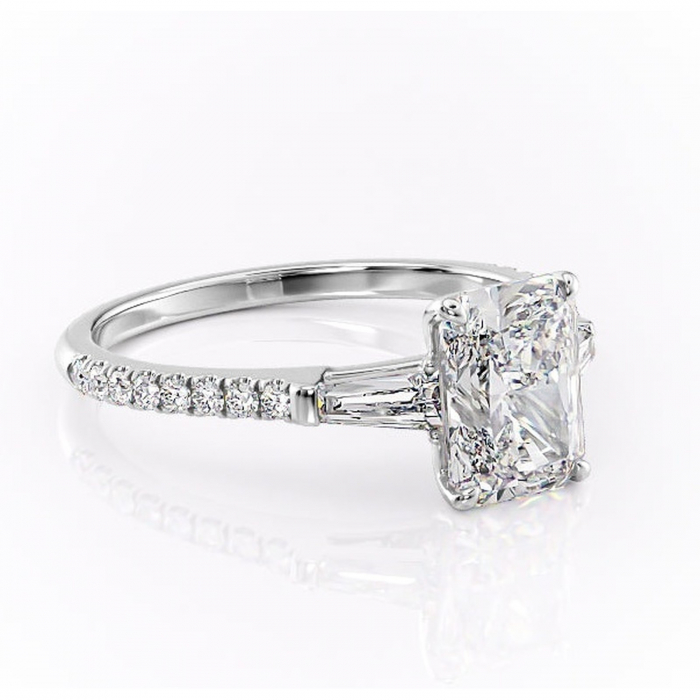 Inel de logodnă Theodora din aur Alb 14kt cu moissanite tăietură radiantă – Montură cu trei pietre rafinată pentru profil înalt | Personalizează și configurează gratuit online [1]