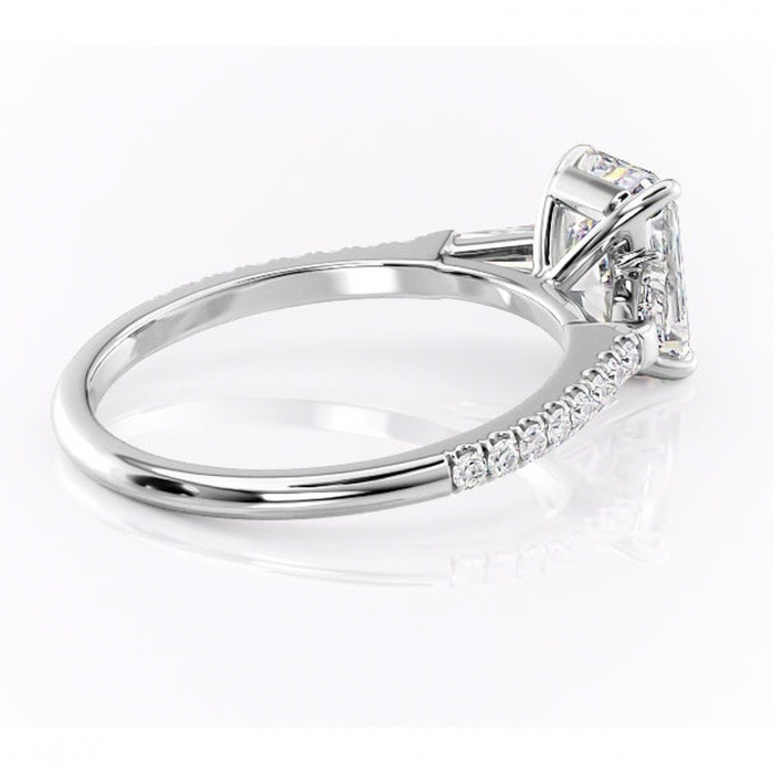 Inel de logodnă Theodora din aur Alb 14kt cu moissanite tăietură radiantă – Montură cu trei pietre rafinată pentru profil înalt | Personalizează și configurează gratuit online [3]