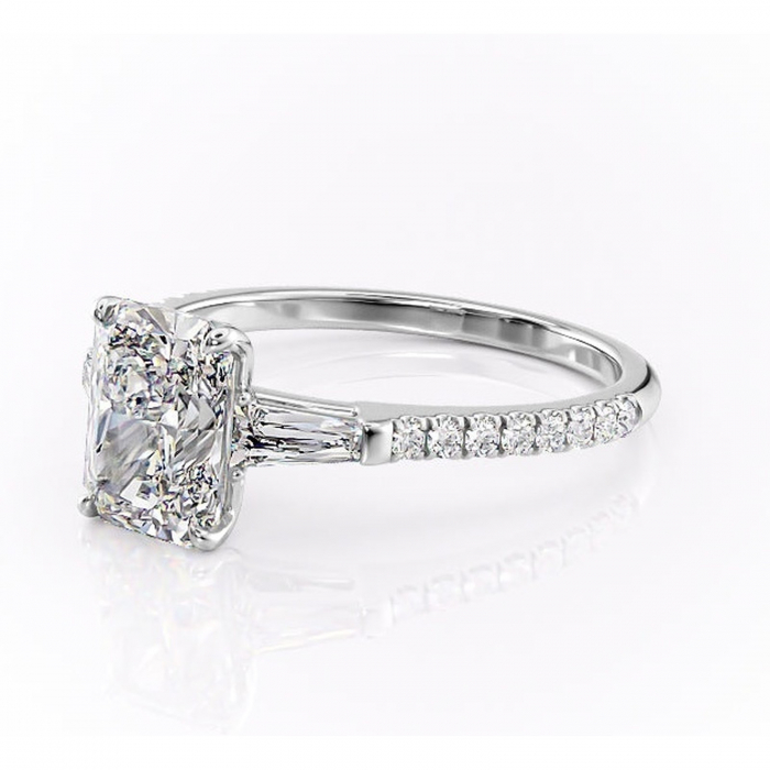 Inel de logodnă Theodora din aur Alb 14kt cu moissanite tăietură radiantă – Montură cu trei pietre rafinată pentru profil înalt | Personalizează și configurează gratuit online [7]