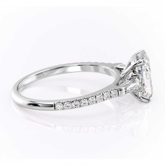 Inel de logodnă Theodora din aur Alb 14kt cu moissanite tăietură radiantă – Montură cu trei pietre rafinată pentru profil înalt | Personalizează și configurează gratuit online [2]