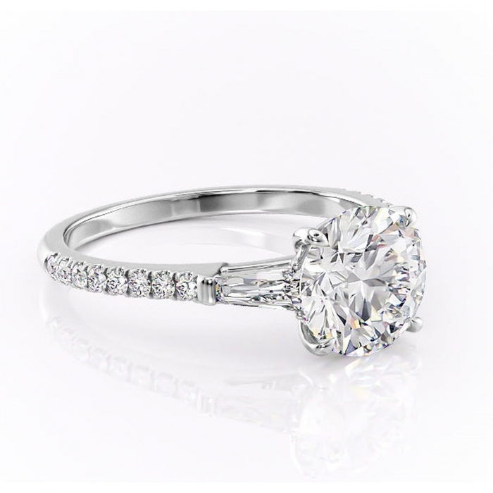 Inel de logodnă Theodora din aur Alb 14kt cu moissanite tăietură rotundă – Montură cu trei pietre rafinată pentru profil înalt | Personalizează și configurează gratuit online [1]