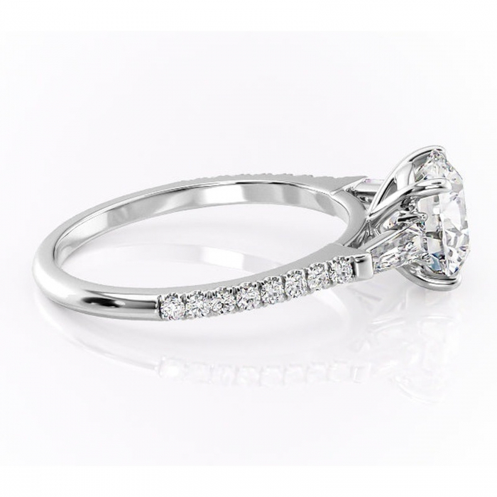 Inel de logodnă Theodora din aur Alb 14kt cu moissanite tăietură rotundă – Montură cu trei pietre rafinată pentru profil înalt | Personalizează și configurează gratuit online [2]