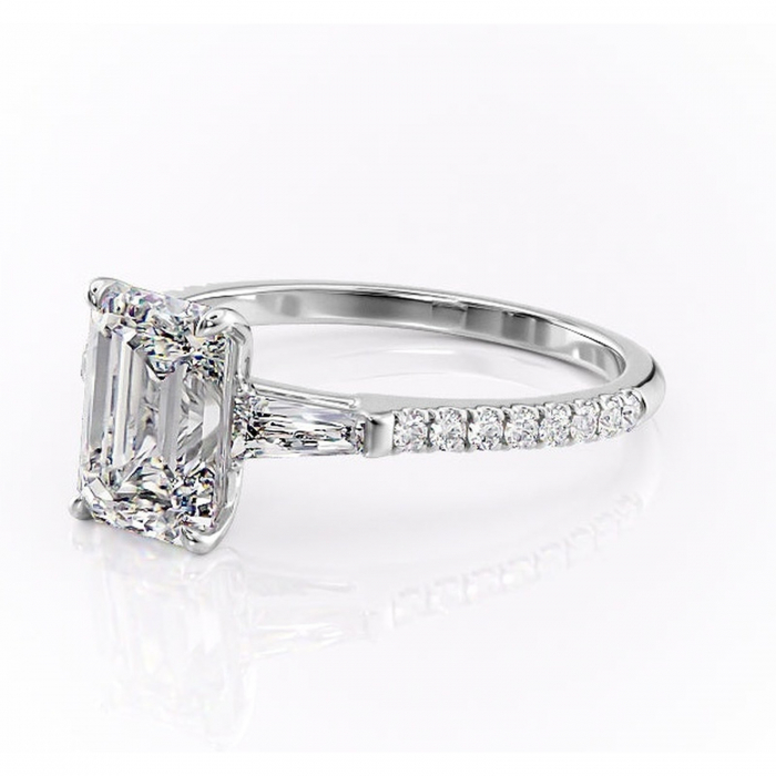 Inel de logodnă Theodora din aur Alb 14kt cu moissanite tăietură smarald – Montură cu trei pietre rafinată pentru profil înalt | Personalizează și configurează gratuit online [7]