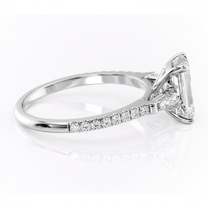 Inel de logodnă Theodora din aur Alb 14kt cu moissanite tăietură smarald – Montură cu trei pietre rafinată pentru profil înalt | Personalizează și configurează gratuit online [2]