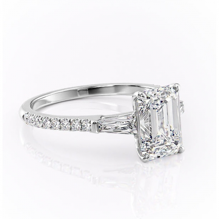 Inel de logodnă Theodora din aur Alb 14kt cu moissanite tăietură smarald – Montură cu trei pietre rafinată pentru profil înalt | Personalizează și configurează gratuit online [1]