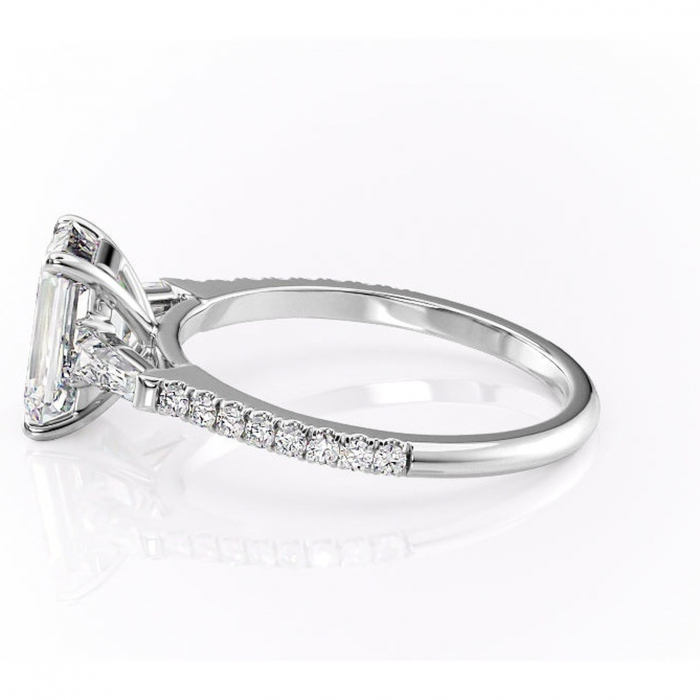 Inel de logodnă Theodora din aur Alb 14kt cu moissanite tăietură smarald – Montură cu trei pietre rafinată pentru profil înalt | Personalizează și configurează gratuit online [6]