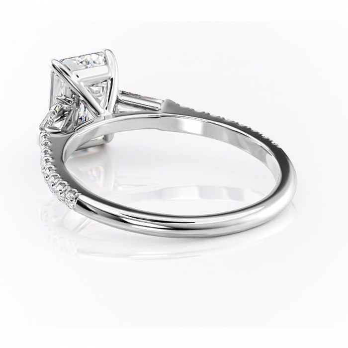 Inel de logodnă Theodora din aur Alb 14kt cu moissanite tăietură smarald – Montură cu trei pietre rafinată pentru profil înalt | Personalizează și configurează gratuit online [4]