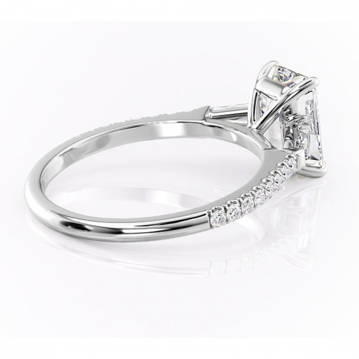 Inel de logodnă Theodora din aur Alb 14kt cu moissanite tăietură smarald – Montură cu trei pietre rafinată pentru profil înalt | Personalizează și configurează gratuit online [3]