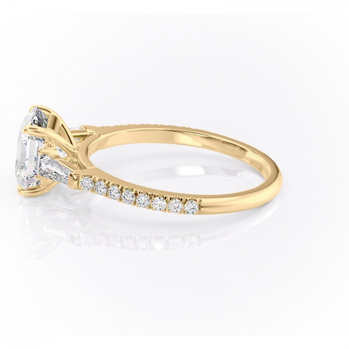 Inel de logodnă Theodora din aur Galben 18kt cu moissanite tăietură asscher – Montură cu trei pietre rafinată pentru profil înalt | Personalizează și configurează gratuit online [6]