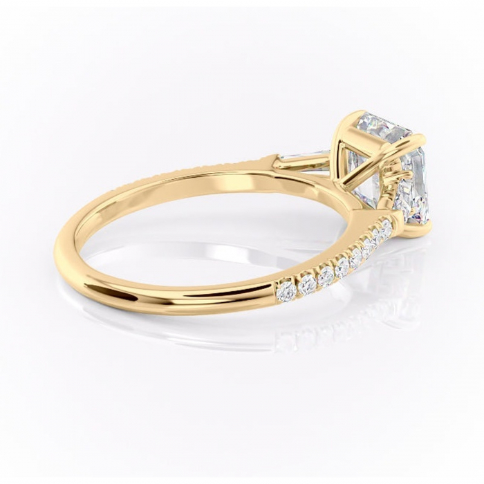 Inel de logodnă Theodora din aur Galben 18kt cu moissanite tăietură asscher – Montură cu trei pietre rafinată pentru profil înalt | Personalizează și configurează gratuit online [3]