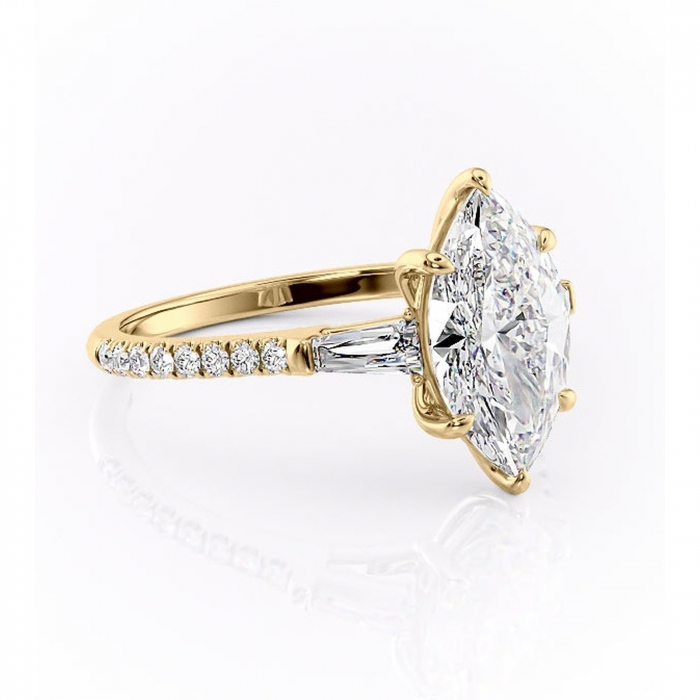 Inel de logodnă Theodora din aur Galben 18kt cu moissanite tăietură marquise – Montură cu trei pietre rafinată pentru profil înalt | Personalizează și configurează gratuit online [1]
