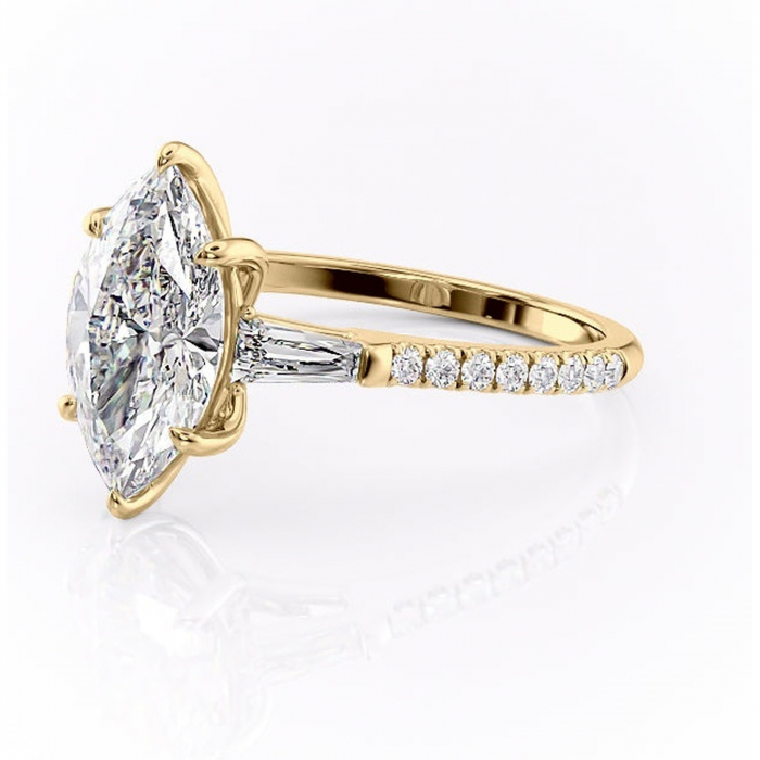 Inel de logodnă Theodora din aur Galben 18kt cu moissanite tăietură marquise – Montură cu trei pietre rafinată pentru profil înalt | Personalizează și configurează gratuit online [7]
