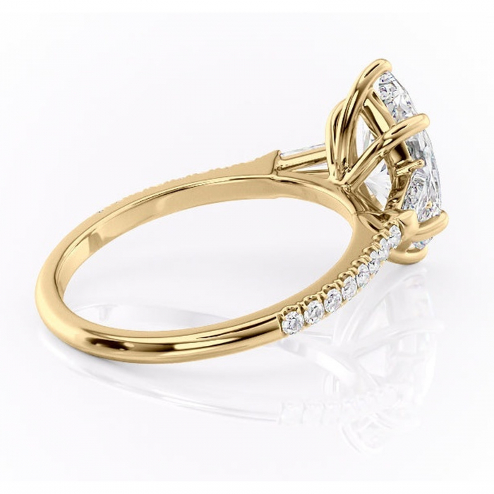 Inel de logodnă Theodora din aur Galben 18kt cu moissanite tăietură marquise – Montură cu trei pietre rafinată pentru profil înalt | Personalizează și configurează gratuit online [3]