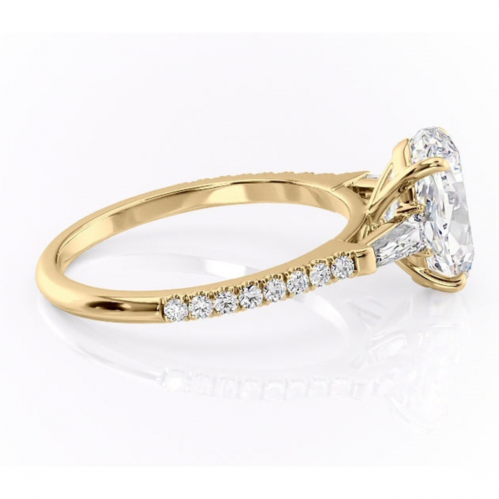 Inel de logodnă Theodora din aur Galben 14kt cu moissanite tăietură ovală – Montură cu trei pietre rafinată pentru profil înalt | Personalizează și configurează gratuit online [2]