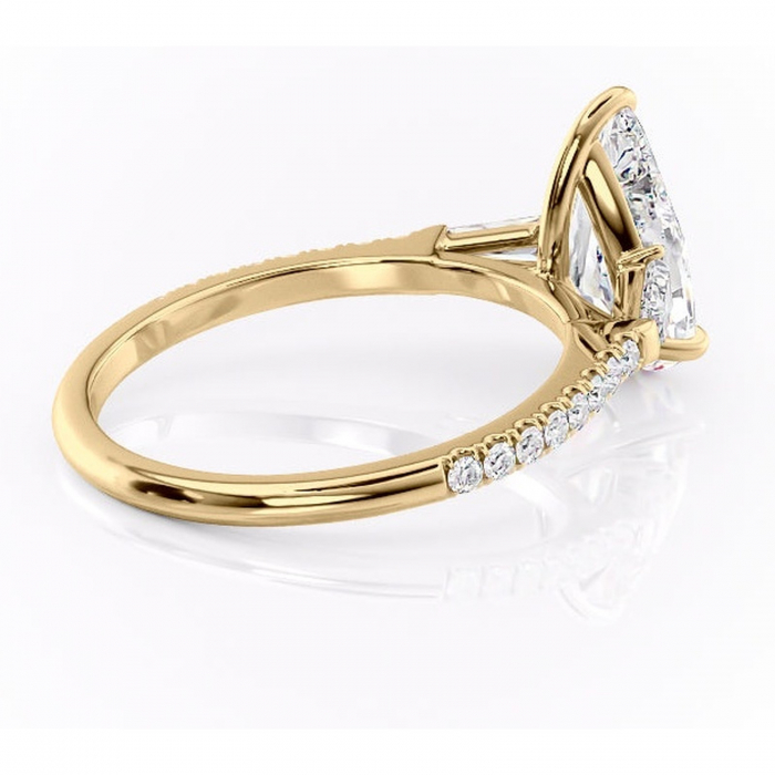 Inel de logodnă Theodora din aur Galben 18kt cu moissanite tăietură pară – Montură cu trei pietre rafinată pentru profil înalt | Personalizează și configurează gratuit online [3]