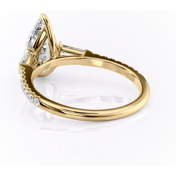 Inel de logodnă Theodora din aur Galben 18kt cu moissanite tăietură pară – Montură cu trei pietre rafinată pentru profil înalt | Personalizează și configurează gratuit online [4]