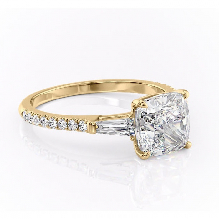 Inel de logodnă Theodora din aur Galben 14kt cu moissanite tăietură pernă – Montură cu trei pietre rafinată pentru profil înalt | Personalizează și configurează gratuit online [1]