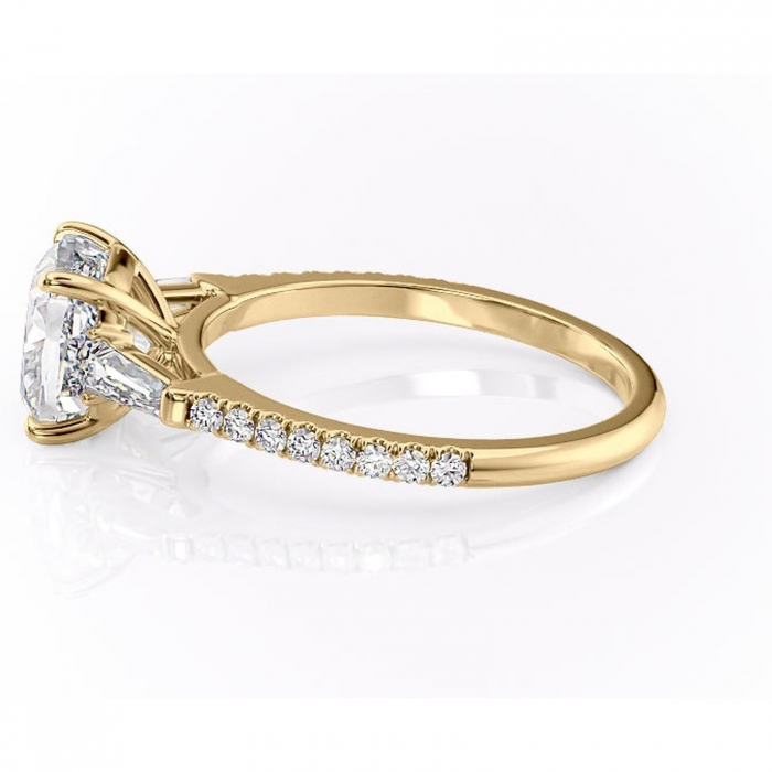 Inel de logodnă Theodora din aur Galben 14kt cu moissanite tăietură pernă – Montură cu trei pietre rafinată pentru profil înalt | Personalizează și configurează gratuit online [6]