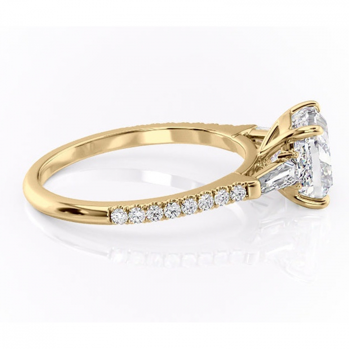 Inel de logodnă Theodora din aur Galben 14kt cu moissanite tăietură pernă – Montură cu trei pietre rafinată pentru profil înalt | Personalizează și configurează gratuit online [2]
