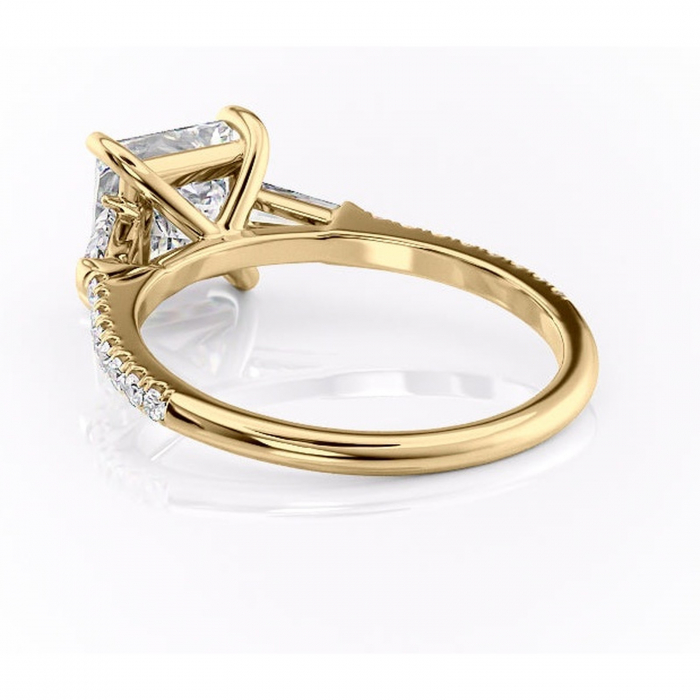 Inel de logodnă Theodora din aur Galben 14kt cu moissanite tăietură princess – Montură cu trei pietre rafinată pentru profil înalt | Personalizează și configurează gratuit online [4]