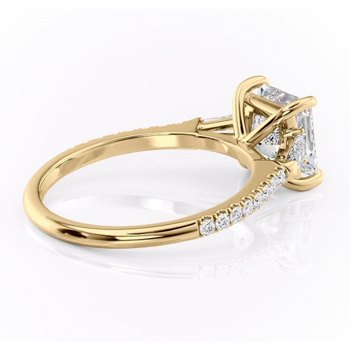 Inel de logodnă Theodora din aur Galben 14kt cu moissanite tăietură princess – Montură cu trei pietre rafinată pentru profil înalt | Personalizează și configurează gratuit online [3]