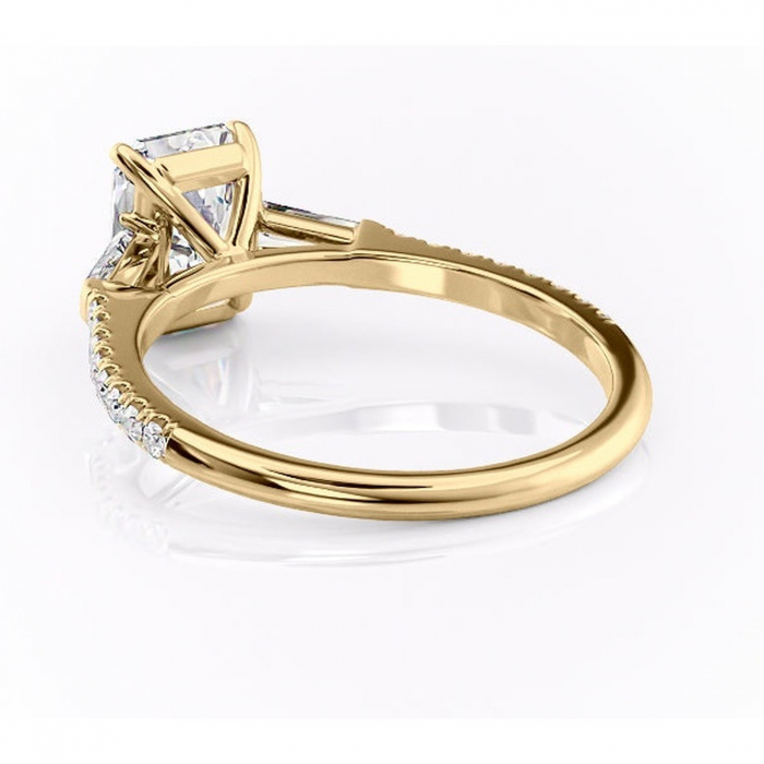 Inel de logodnă Theodora din aur Galben 14kt cu moissanite tăietură radiantă – Montură cu trei pietre rafinată pentru profil înalt | Personalizează și configurează gratuit online [4]