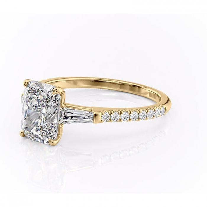 Inel de logodnă Theodora din aur Galben 14kt cu moissanite tăietură radiantă – Montură cu trei pietre rafinată pentru profil înalt | Personalizează și configurează gratuit online [7]