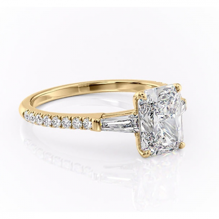 Inel de logodnă Theodora din aur Galben 14kt cu moissanite tăietură radiantă – Montură cu trei pietre rafinată pentru profil înalt | Personalizează și configurează gratuit online [1]