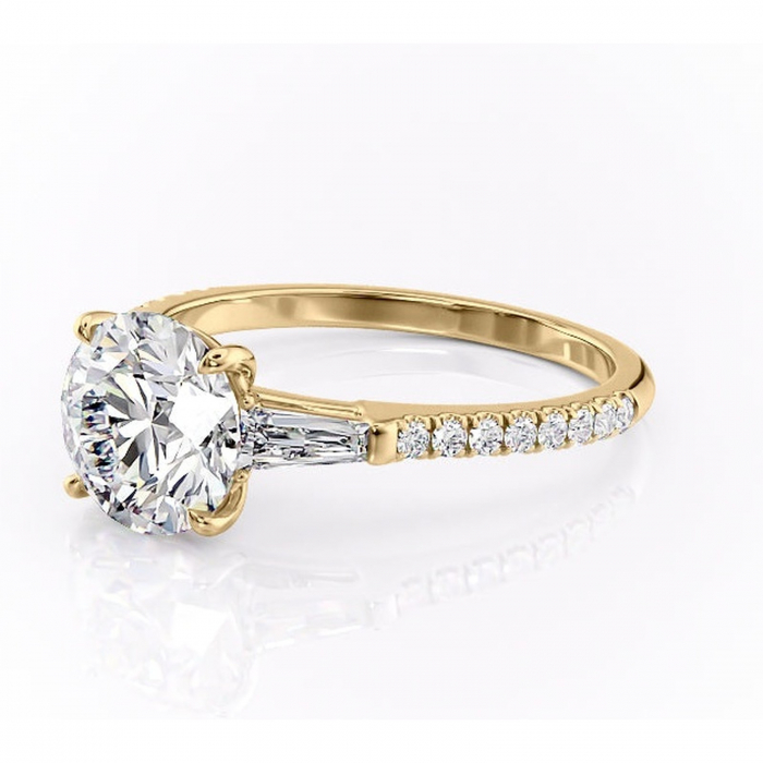 Inel de logodnă Theodora din aur Galben 14kt cu moissanite tăietură rotundă – Montură cu trei pietre rafinată pentru profil înalt | Personalizează și configurează gratuit online [7]