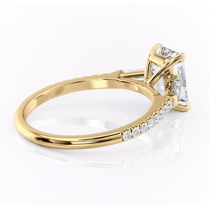 Inel de logodnă Theodora din aur Galben 14kt cu moissanite tăietură smarald – Montură cu trei pietre rafinată pentru profil înalt | Personalizează și configurează gratuit online [3]