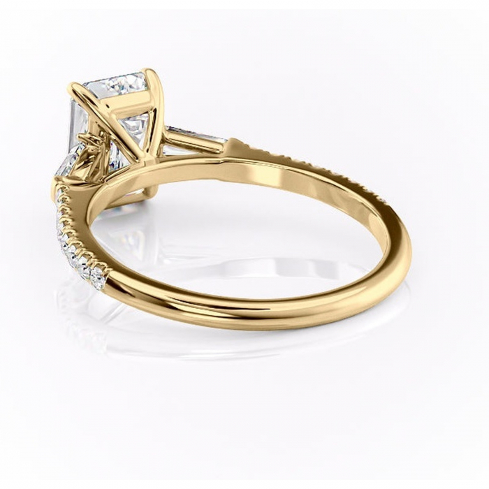 Inel de logodnă Theodora din aur Galben 14kt cu moissanite tăietură smarald – Montură cu trei pietre rafinată pentru profil înalt | Personalizează și configurează gratuit online [4]