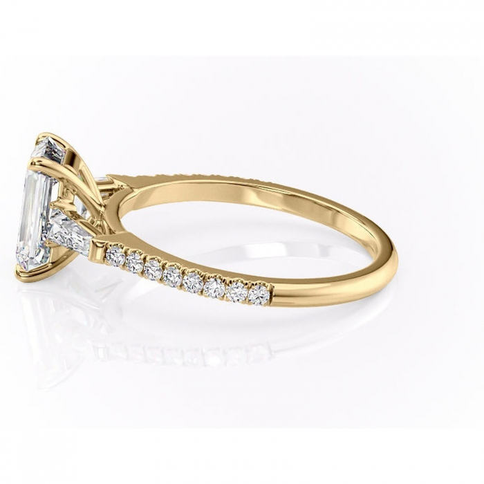 Inel de logodnă Theodora din aur Galben 14kt cu moissanite tăietură smarald – Montură cu trei pietre rafinată pentru profil înalt | Personalizează și configurează gratuit online [6]