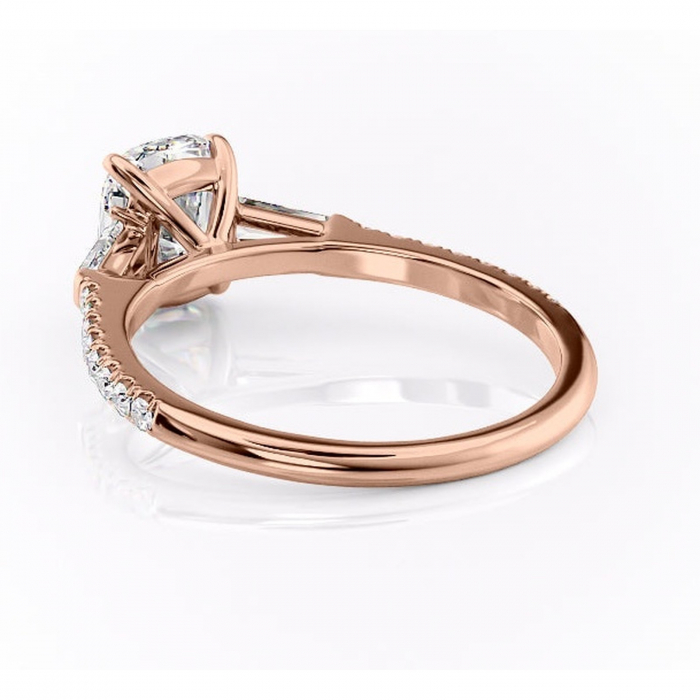 Inel de logodnă Theodora din aur Rose 14kt cu moissanite tăietură asscher – Montură cu trei pietre rafinată pentru profil înalt | Personalizează și configurează gratuit online [4]