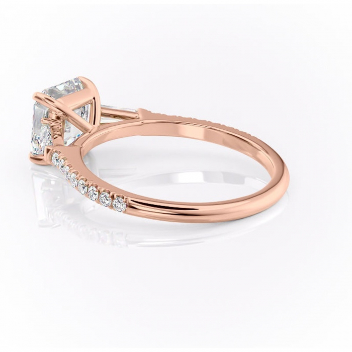 Inel de logodnă Theodora din aur Rose 18kt cu moissanite tăietură asscher – Montură cu trei pietre rafinată pentru profil înalt | Personalizează și configurează gratuit online [5]