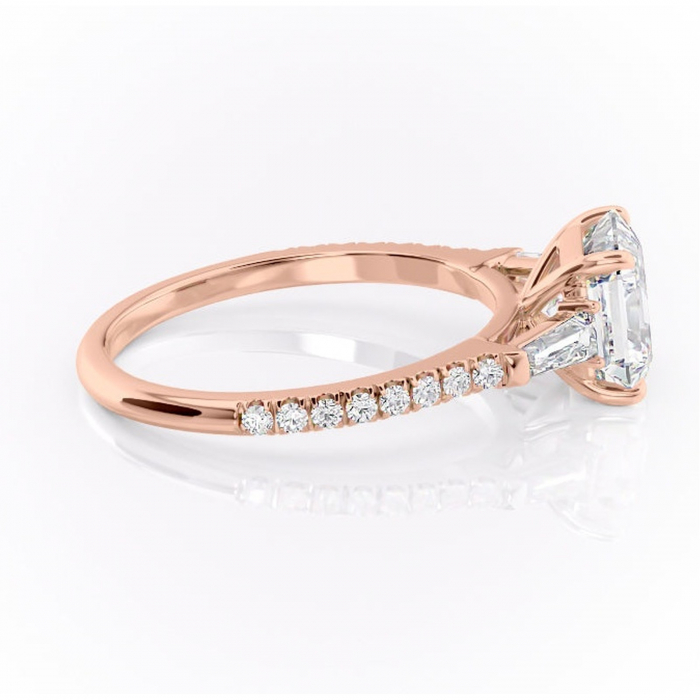 Inel de logodnă Theodora din aur Rose 18kt cu moissanite tăietură asscher – Montură cu trei pietre rafinată pentru profil înalt | Personalizează și configurează gratuit online [2]
