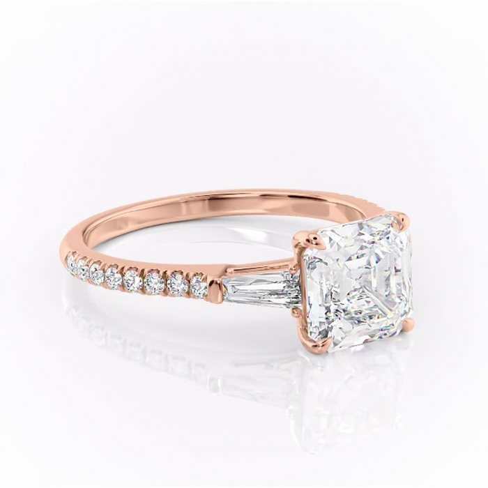 Inel de logodnă Theodora din aur Rose 18kt cu moissanite tăietură asscher – Montură cu trei pietre rafinată pentru profil înalt | Personalizează și configurează gratuit online [1]