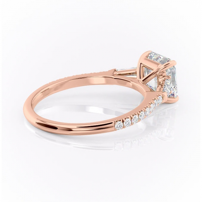 Inel de logodnă Theodora din aur Rose 18kt cu moissanite tăietură asscher – Montură cu trei pietre rafinată pentru profil înalt | Personalizează și configurează gratuit online [3]