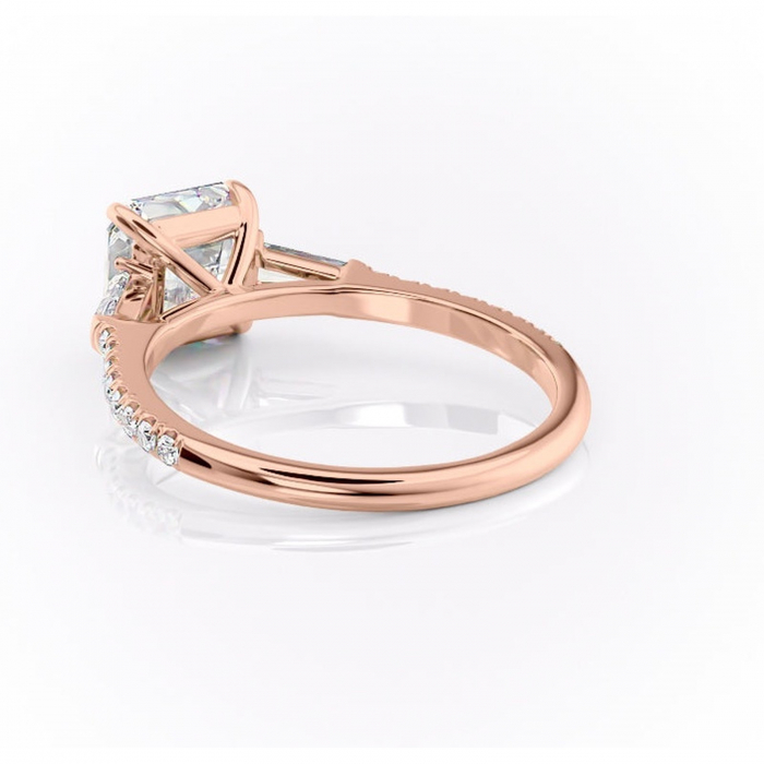 Inel de logodnă Theodora din aur Rose 18kt cu moissanite tăietură asscher – Montură cu trei pietre rafinată pentru profil înalt | Personalizează și configurează gratuit online [4]