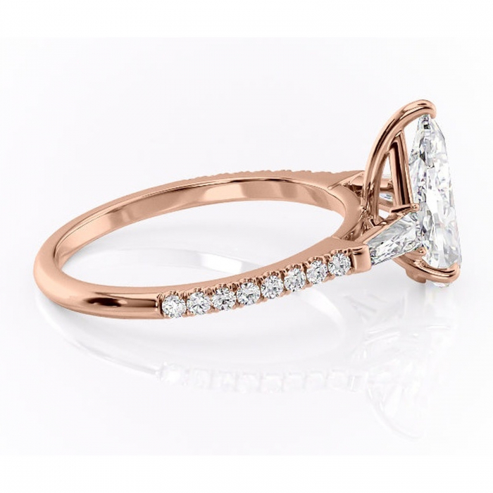 Inel de logodnă Theodora din aur Rose 18kt cu moissanite tăietură pară – Montură cu trei pietre rafinată pentru profil înalt | Personalizează și configurează gratuit online [2]