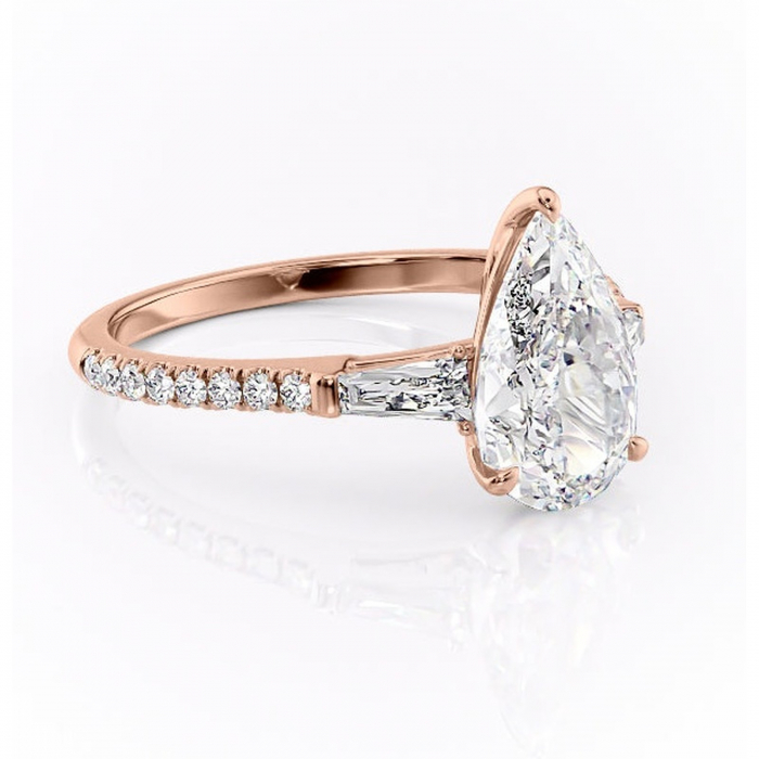 Inel de logodnă Theodora din aur Rose 18kt cu moissanite tăietură pară – Montură cu trei pietre rafinată pentru profil înalt | Personalizează și configurează gratuit online [1]