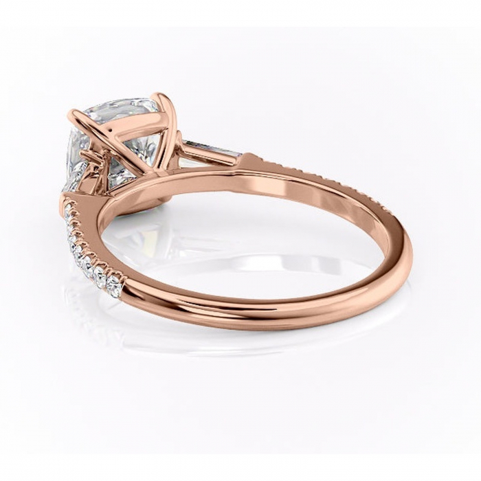 Inel de logodnă Theodora din aur Rose 18kt cu moissanite tăietură pernă – Montură cu trei pietre rafinată pentru profil înalt | Personalizează și configurează gratuit online [4]